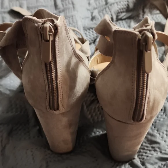 NWT Faux Suede Taupe Laceup Platform heels Torrid Sz 9.5 - Picture 4 of 8
